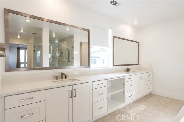 Building Photo - 246 Sora