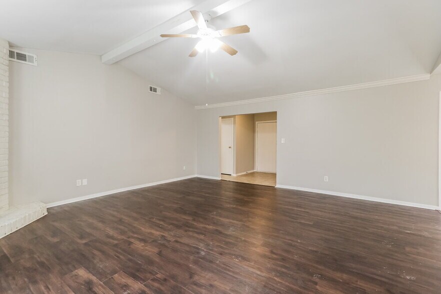 Building Photo - 2703 Wood River Rd