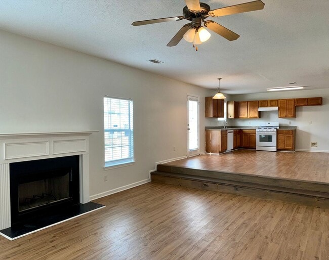 Building Photo - Huge 5 Bedroom Home with Sooo Much Space!