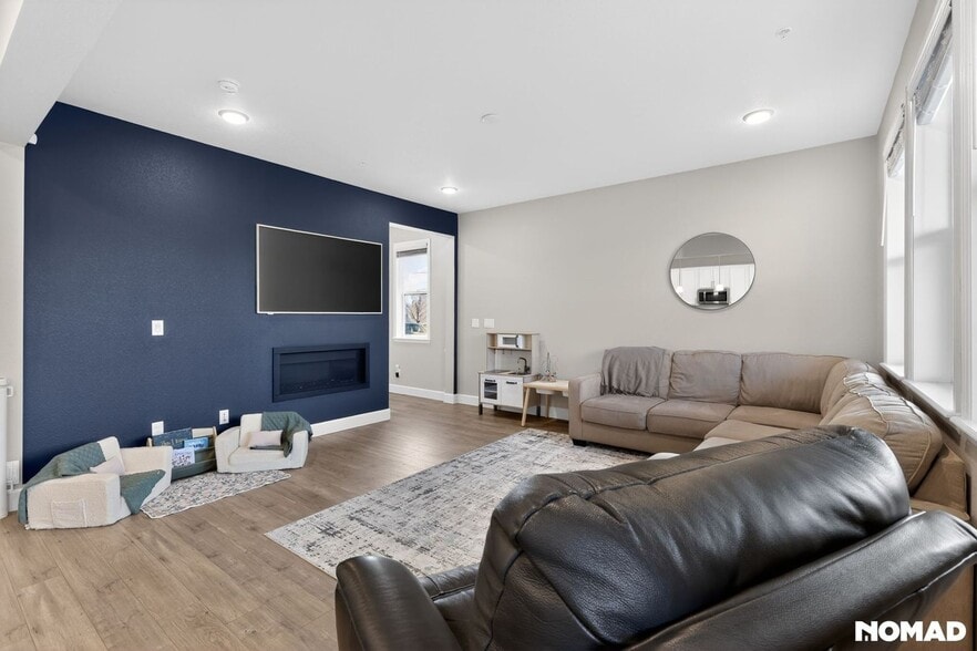 Building Photo - 15627 Kitchener Way