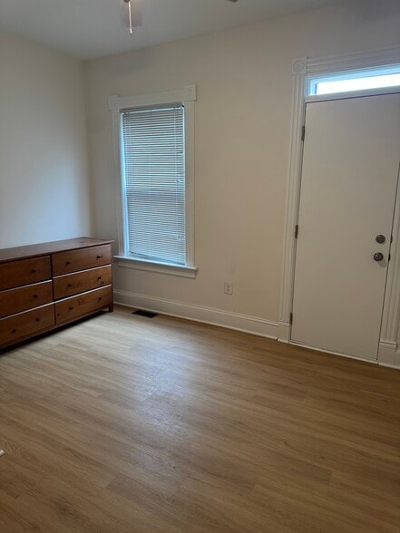 Building Photo - 823 8th St NE