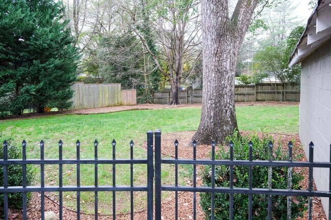 Building Photo - Charming 3 Bedroom, 2 Bath Home in Prime Greenville Location!