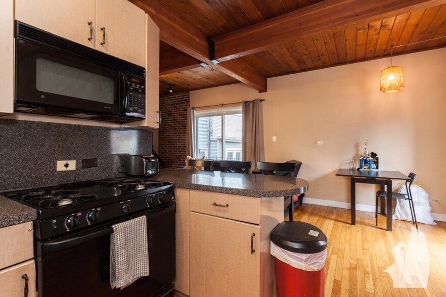 Building Photo - 1131 W Drummond Pl