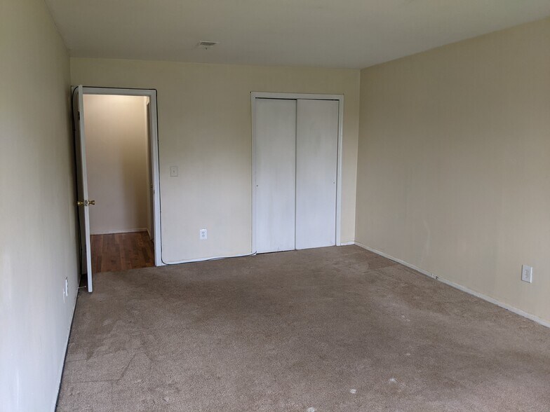 Master Bedroom - 336 College Dr