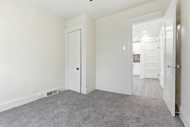 Building Photo - 689 Midland Ave