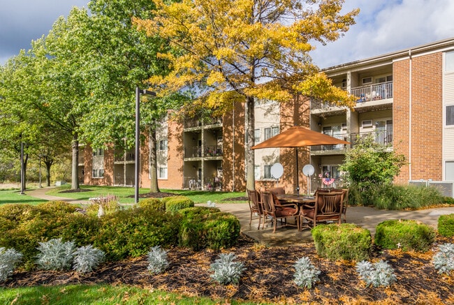Building Photo - Elmcrest Village
