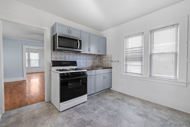 Building Photo - 403 Valley Dr