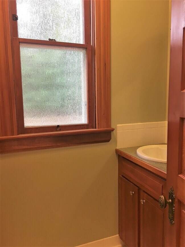 Building Photo - Northwest Gem: Spacious 4 Bedroom, 2 Bath Bungalow