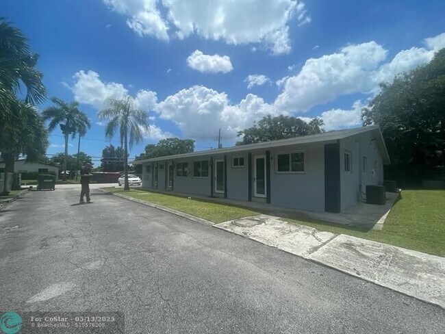 Building Photo - 4655 SW 33rd Ave