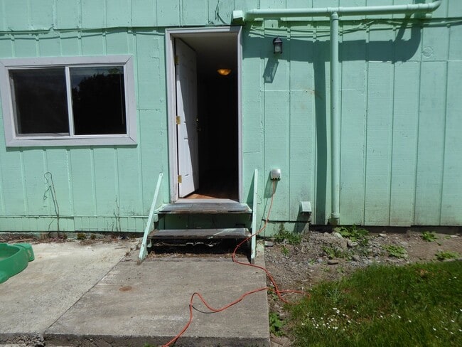 Building Photo - 2 Bedroom Downstairs Apartment in Winston