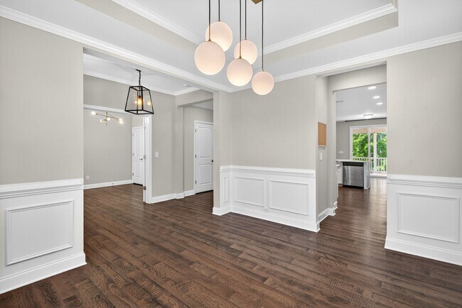 Building Photo - “5-Bedroom Home with Bonus Room & Resort-S...
