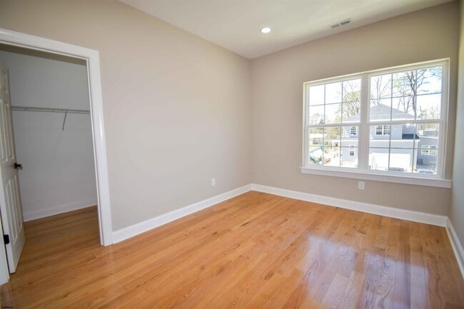 Building Photo - 438A Redwood Ave