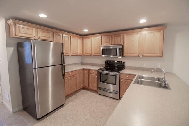 Building Photo - 1932 Center St