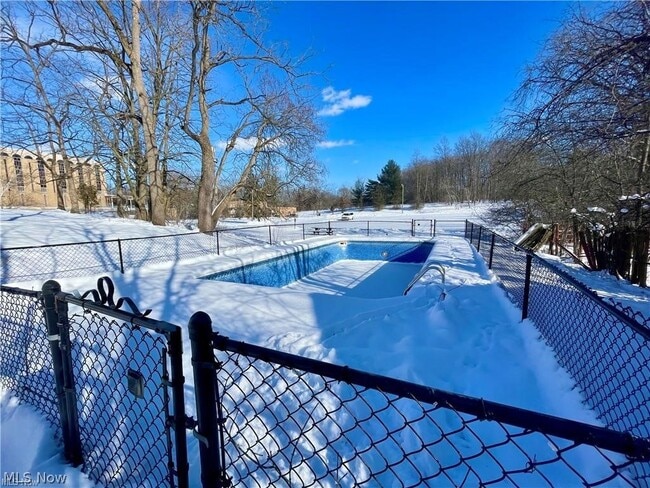 Building Photo - 250 Center Rd