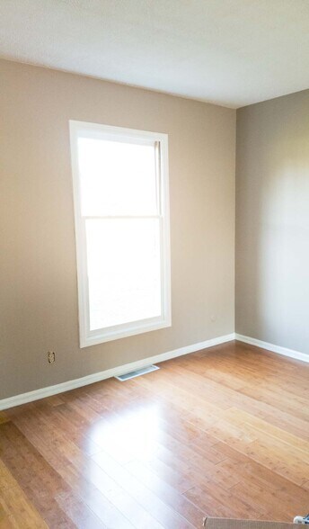 Bamboo floors, large living room - 1008 Manor Ln
