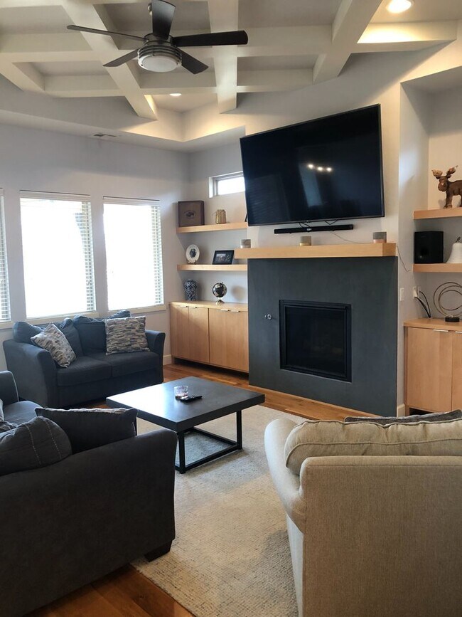 Building Photo - Amazing- Transitional Style Home with Custom Finishes w/ Community Pool- Gated- Edmond Schools