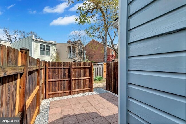 Building Photo - 1437 Duke St