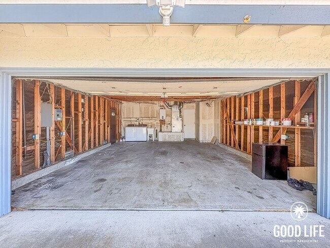 Building Photo - Spacious 3BD/2BA Home in Oceanside with Large Backyard, W/D & Attached 2-Car Garage