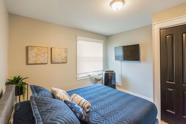 Building Photo - COMPLETELY UPDATED ROYAL OAK UNIT