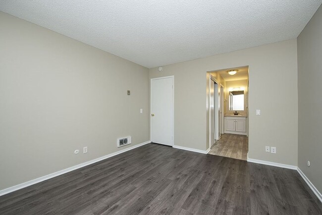 Building Photo - Single level condo in cul-de-sac community.