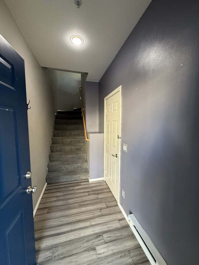 Building Photo - Updated Kent Townhome - Private Garage & AC
