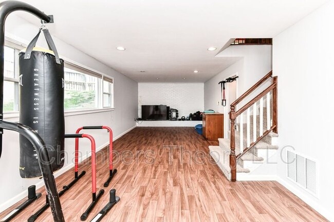 Building Photo - 1328 N Ivanhoe St