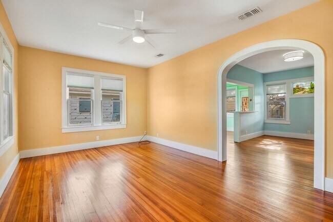 Building Photo - 4823 Fannin Dr