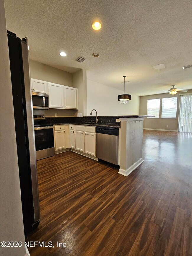Building Photo - 2334 Sunset Bluff Dr