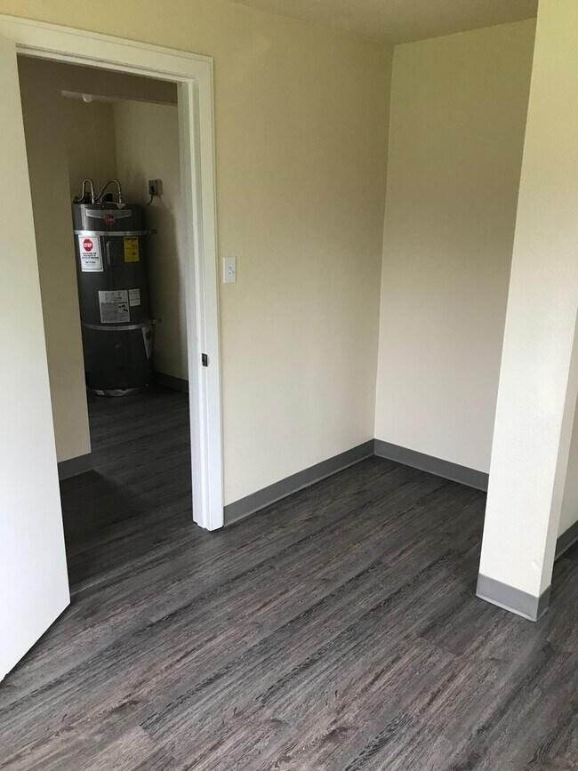 Building Photo - [HUD 1087] 2 Bedroom 2 Bathroom w/ Large Back Yard