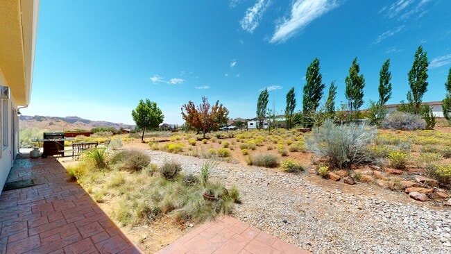 Building Photo - 3 Bedroom House by the Golf Course Fully Furnished