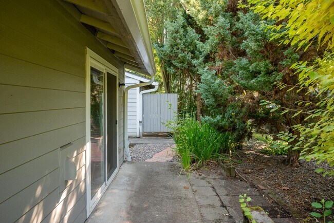 Building Photo - 5470 SW Alger Ave