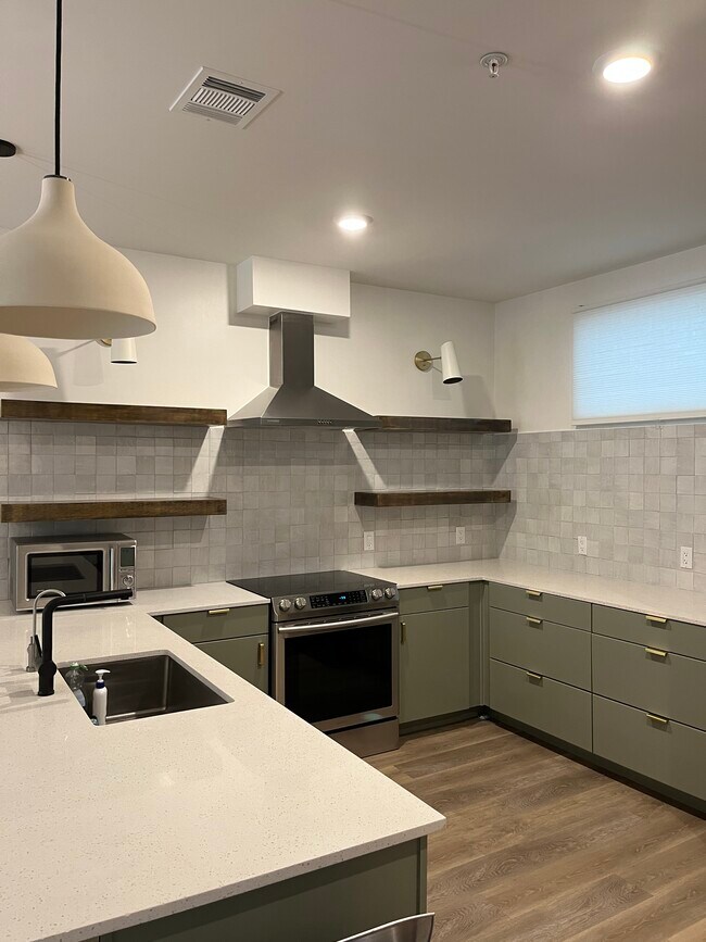 Building Photo - 2709 E 5th St