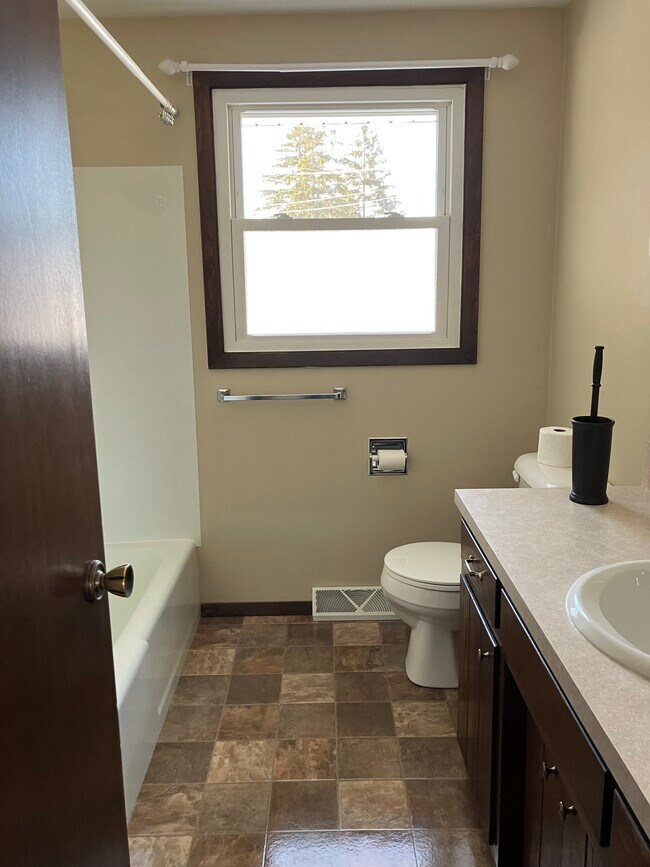 Full bath - 1525 Commanche Ave