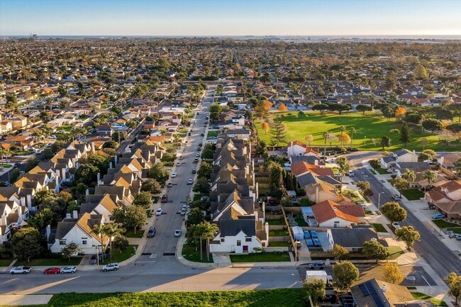 Building Photo - Large Renovated 3bed x 2.5bath Townhouse with Private Patio & 2-Car Garage