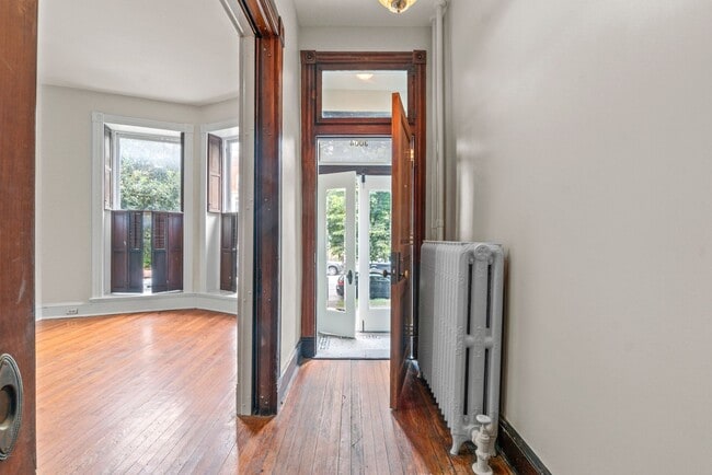 Building Photo - Spacious 6BR/2.5BA in CV AVAILABLE June 2026