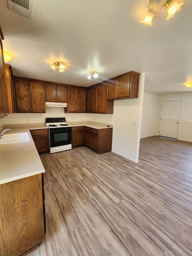 Building Photo - Charming 3 Bedroom Nipomo Home