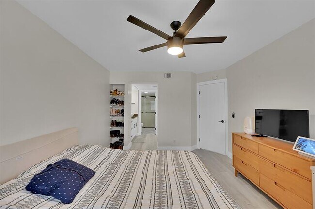 Building Photo - 9833 Westview Dr