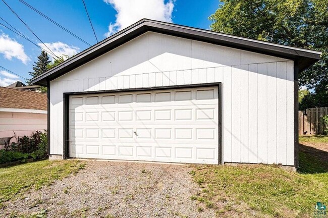 Building Photo - AVAILABLE SEPTEMBER 1st - Beautiful 2 Bed 1 Bath w/ Garage & Fenced Corner Lot