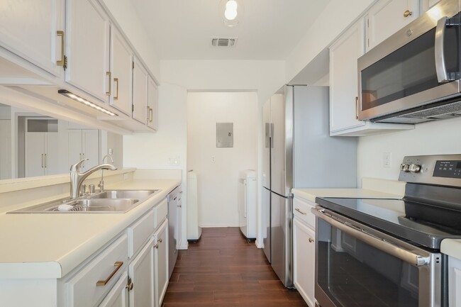 Building Photo - Charming 1-Bedroom Condo in the Heart of t...