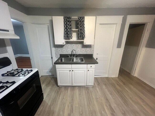 Building Photo - 30 Beverly St