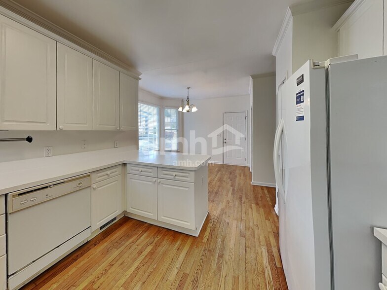 Building Photo - 1555 Brentwood Dr