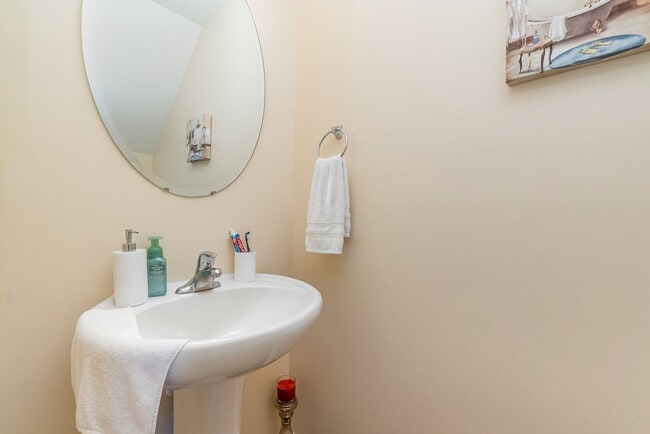 Building Photo - MOVE-IN READY!