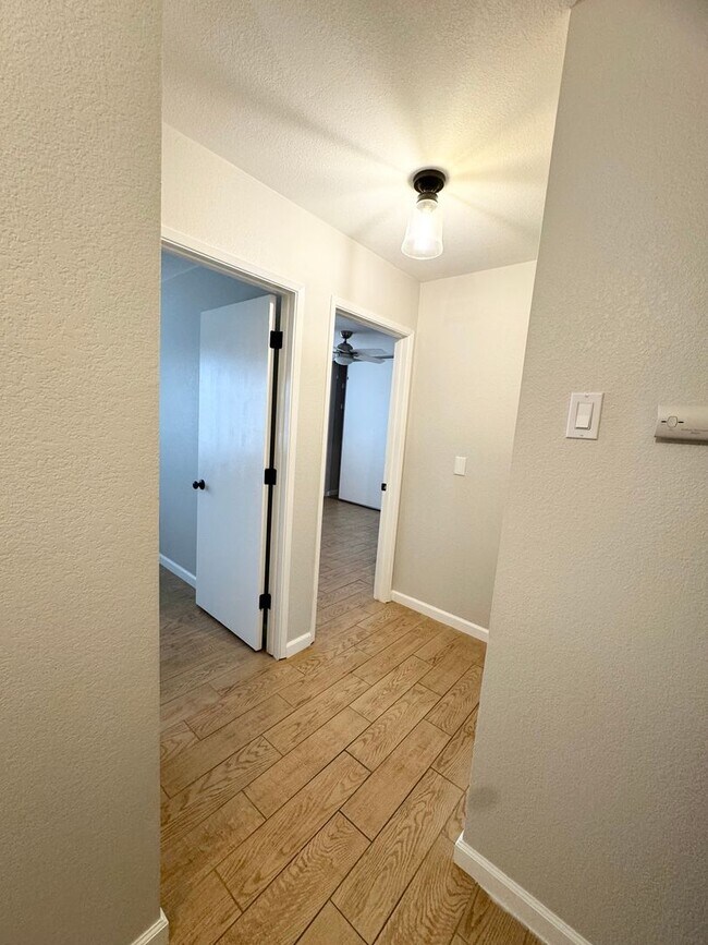 Building Photo - Great Views/3BED 2BATH/SOLAR/Move in ready