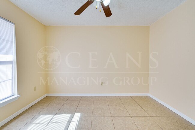 Building Photo - One Bed, One Bath at Royal Palm