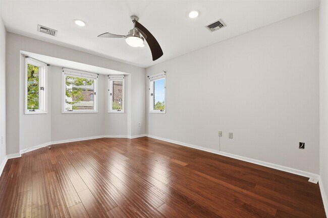 Building Photo - 215 St Michaels Walk