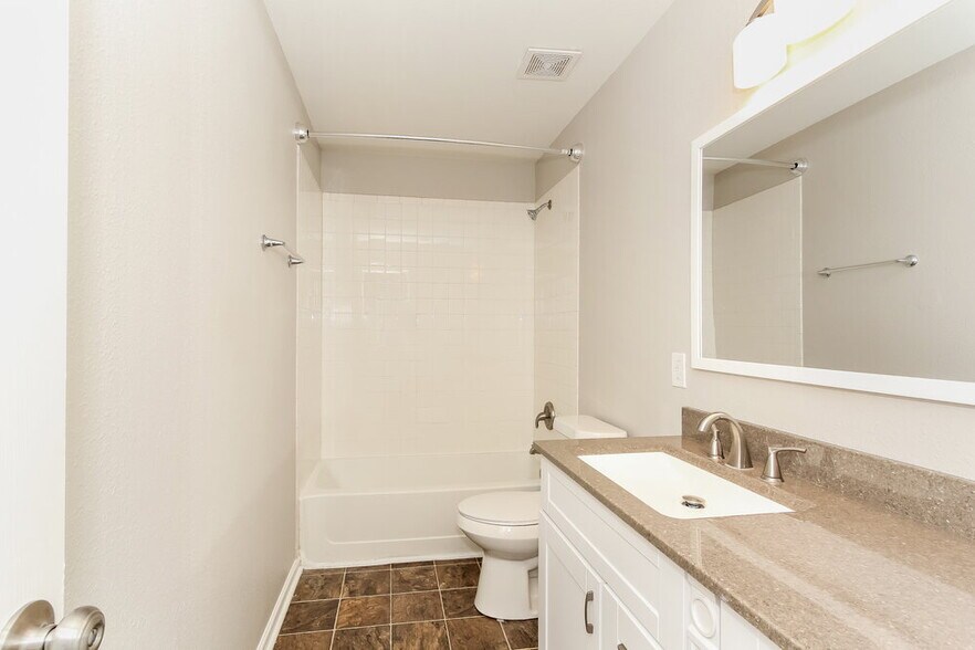 Building Photo - 7221 Fox Point Dr