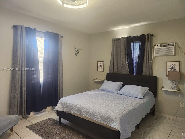 Building Photo - 11220 NE 11th Pl