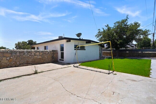 Building Photo - 5121 Beautonne Ave