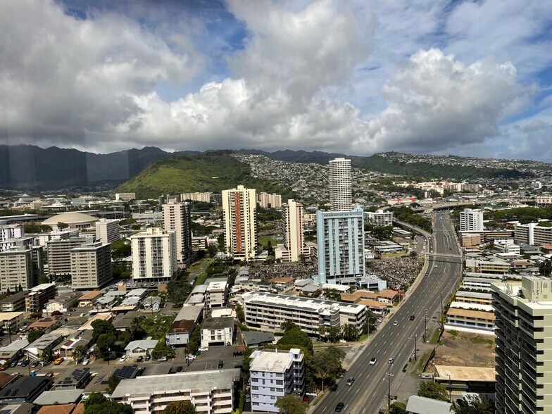 Building Photo - 2499 Kapiolani Blvd