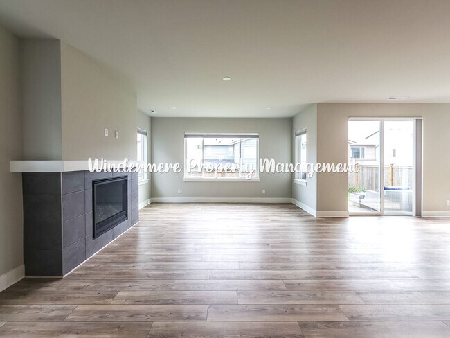 Building Photo - Stunning and spacious 5 bed in McCormick Village!
